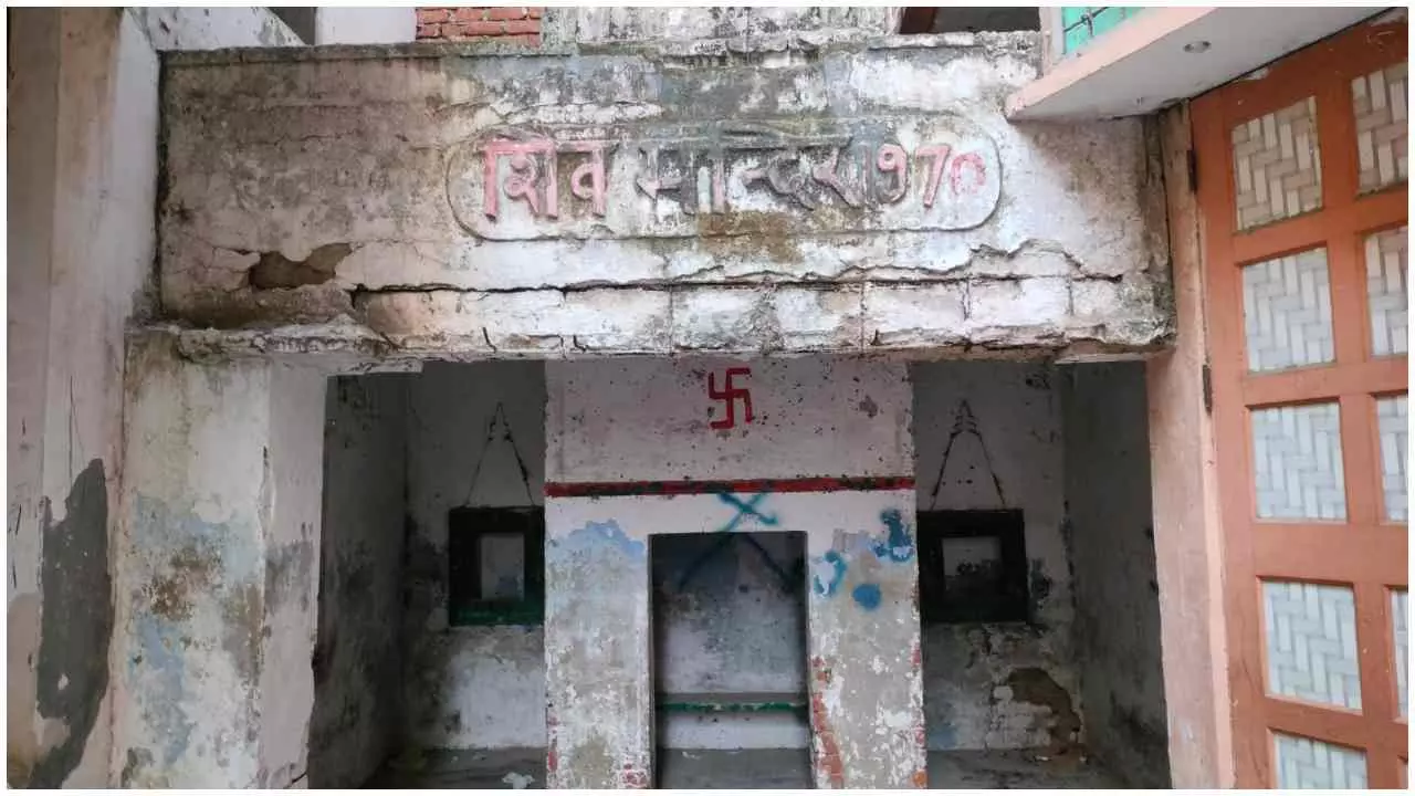 Muzaffarnagar News : मुस्लिम आबादी में खंडहर बना मंदिर, 1990 में हिंदू कर गए थे पलायन