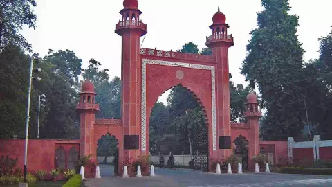 Aligarh News: केंद्र सरकार के निर्देश से एएमयू का माहौल गरम Aligarh News: केंद्र सरकार के निर्देश से एएमयू का माहौल गरम