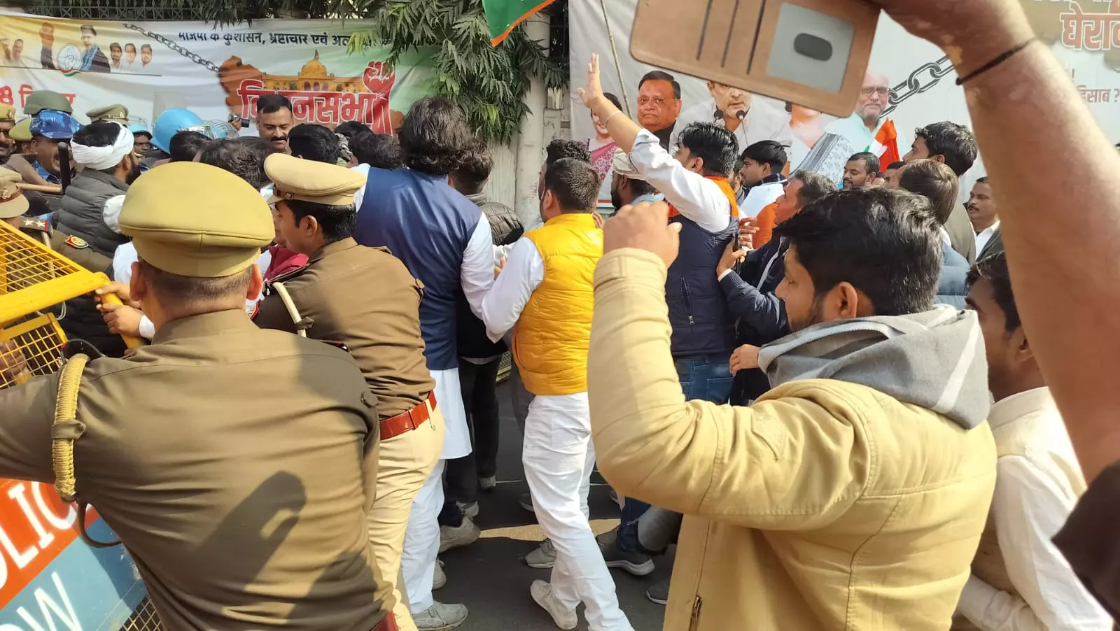 UP Congress Protest: लखनऊ में कांग्रेस का शक्ति प्रदर्शन, कार्यकर्ता पुलिस हिरासत में, प्रभारी अविनाश पांडे नजरबंद