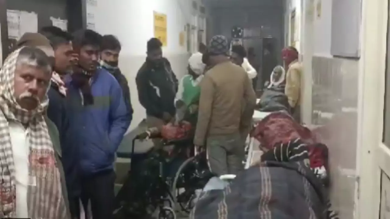 Kasganj News: अभी अभी बड़ा हादसा, ट्रैक्टर और मैक्स की भीषण भिड़ंत, 26 लोग हुए घायल, कई गंभीर