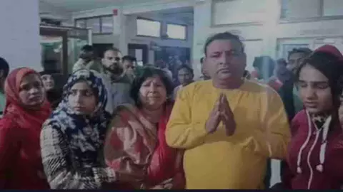 Bareilly News: मरीज की मौत पर किन्नरों ने अस्पताल में जमकर किया हंगामा Bareilly News: मरीज की मौत पर किन्नरों ने अस्पताल में जमकर किया हंगामा