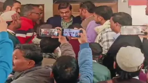 Etawah News: पत्रकार को मिली जान से मारने की धमकी, कलेक्ट्रेट परिसर में पहुंचकर सौंपा ज्ञापन Etawah News: पत्रकार को मिली जान से मारने की धमकी, कलेक्ट्रेट परिसर में पहुंचकर सौंपा ज्ञापन