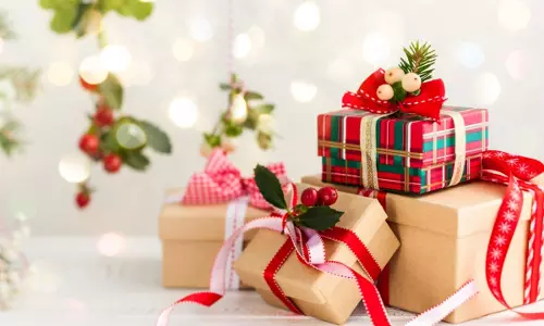 Christmas Par Kya Gift Kare: अपनों के लिए क्रिसमस बनाएं स्पेशल, बच्चों, पेरेंट्स और पार्टनर को दें ये खास तोहफे