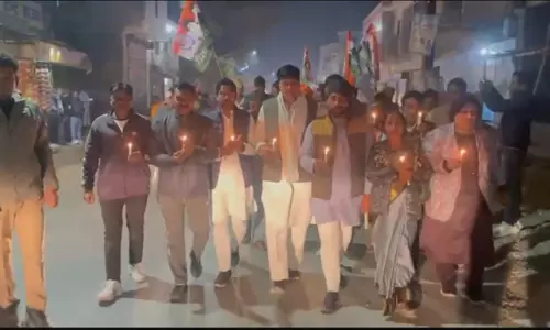 Hardoi News: कांग्रेस ने निकाला कैंडल मार्च, शहीद कांग्रेसी कार्यकर्ता को दी श्रद्धांजलि
