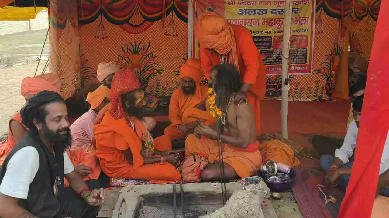 Maha Kumbh 2025: महाकुंभ में अलख जगाने आ गए अलख दरबारी, कमर में घंटी है पहचान