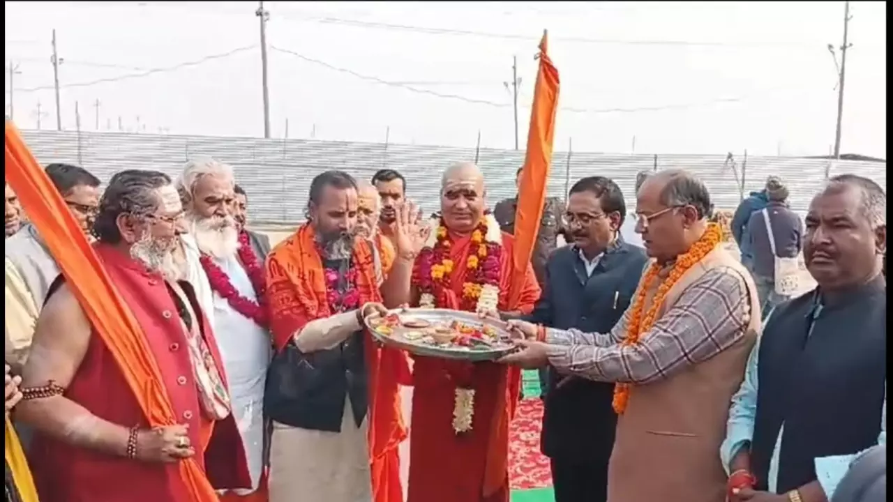 Maha Kumbh 2025: जमीन विवाद पर भड़के गोवर्धनपुरी पीठाधीश्वर, बोले जिन्हें जाना हो जाएं करोड़ों श्रद्धालु स्नान को तैयार