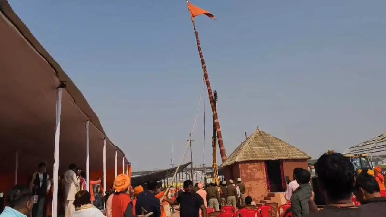 Maha Kumbh 2025: चारों दिशाओं में गूंजा सनातन का उद्घोष, महाकुंभ में स्थापित हुई महा निर्वाणी की धर्म ध्वजा