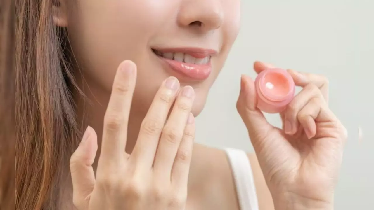 Homemade Lip Balm: घर पर इस तरह बनाएं नैचुरल लिप बाम, होंठ रहेंगे नरिश और गुलाबी