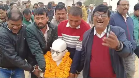 Basti News : कूड़े के ढेर में मिली गांधीजी की प्रतिमा, भड़के कांग्रेसी, बैठे धरने पर Basti News : कूड़े के ढेर में मिली गांधीजी की प्रतिमा, भड़के कांग्रेसी, बैठे धरने पर