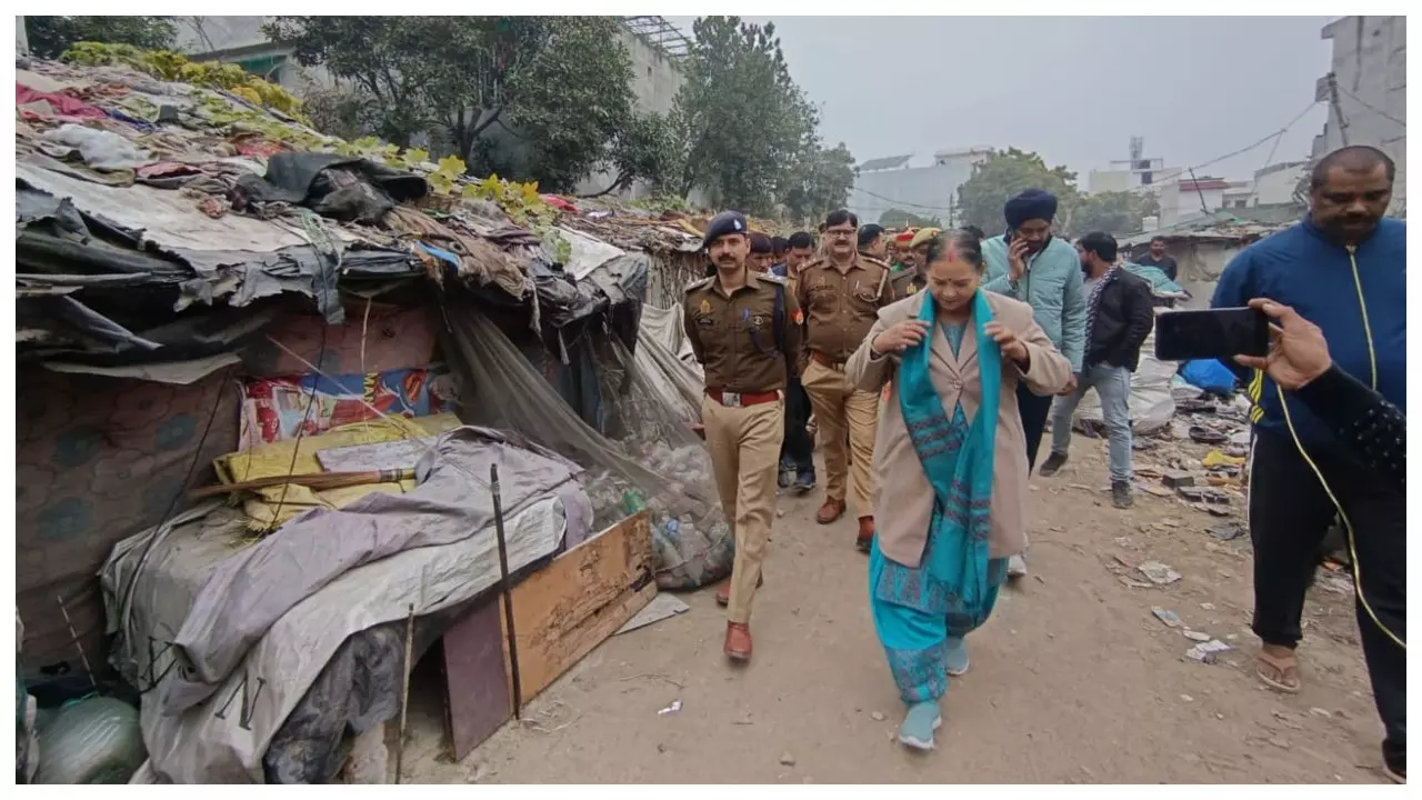 पुलिस टीम के साथ पहुंची मेयर सुषमा खर्कवाल और नगर आयुक्त इंद्रजीत सिंह