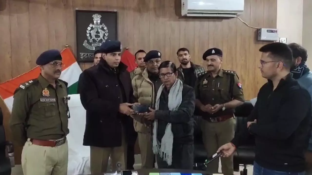 Police recover 102 stolen mobile phones Given to the owner