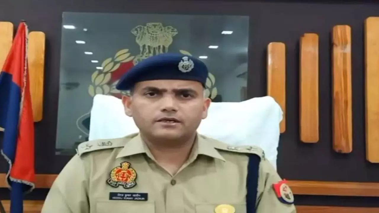 Hardoi News: पुलिस अधीक्षक ने 26 हेड कांस्टेबल-कांस्टेबल के किए तबादले, एसओजी और स्वाट टीम पर भी गिरी गाज