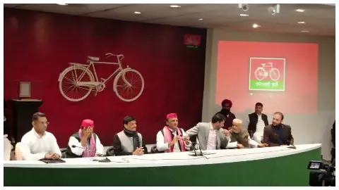 प्रेस वार्ता के दौरान सपा नेताओं और जर्मन सांसद के साथ अखिलेश यादव। Photo- Newstrack प्रेस वार्ता के दौरान सपा नेताओं और जर्मन सांसद के साथ अखिलेश यादव। Photo- Newstrack