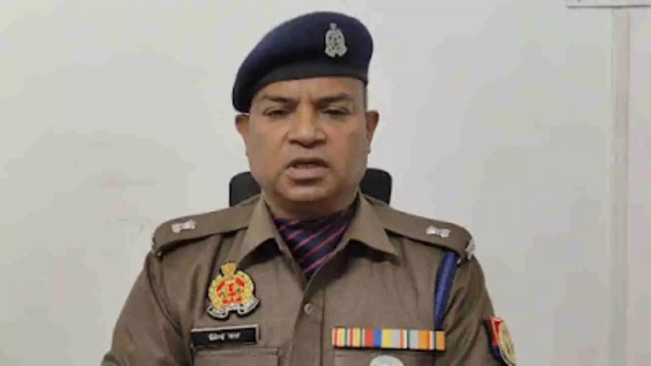 Azamgarh News: रात को सर्राफा व्यापारी से लूट के दौरान गोली मारने वाले अभियुक्त पुलिस मुठभेड़ में घायल, एक फरार