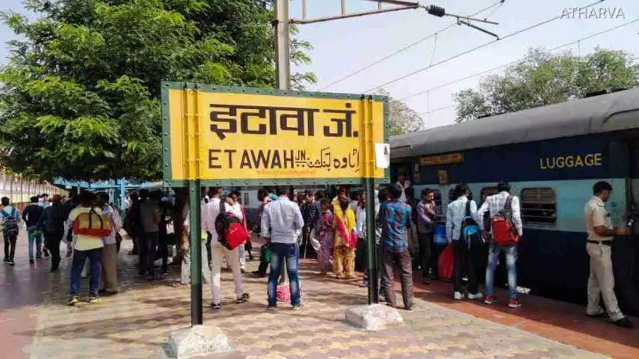 Etawah News: चलती ट्रेन में अचानक बच्ची की बिगड़ी तबीयत, अस्पताल पहुंचने से पहले हुई मौत