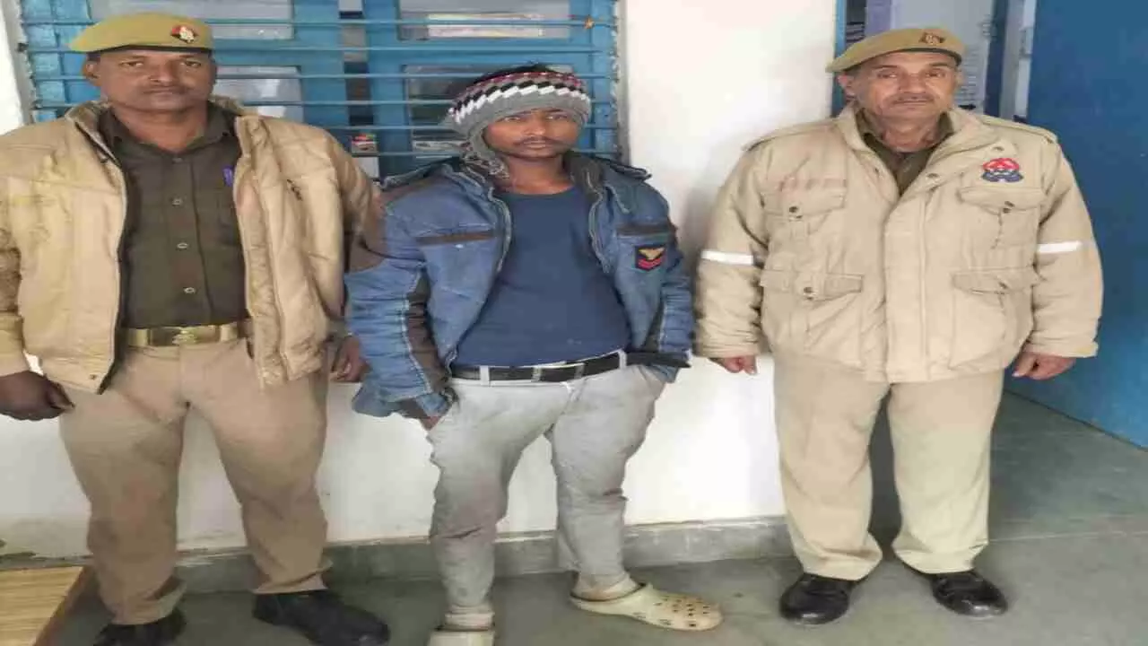 Etah News: एटा पुलिस का बहुचर्चित कारनामा, 20–20 अवैध शराब की बोतलों के साथ तस्करों की गिरफ्तारी