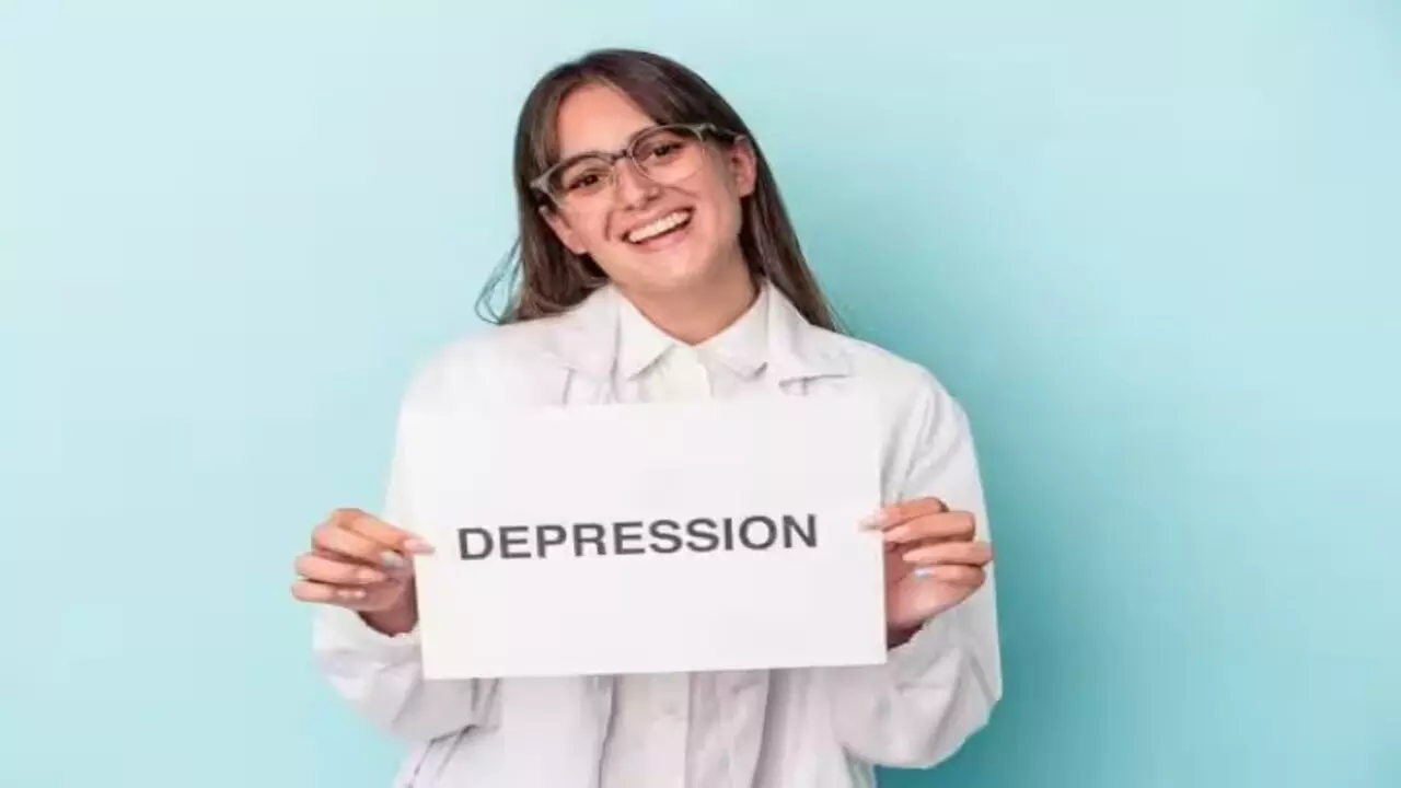 Smiling Depression In Hindi: अलग है स्माइलिंग डिप्रेशन, जानें कारण, लक्षण और बचाव के तरीके