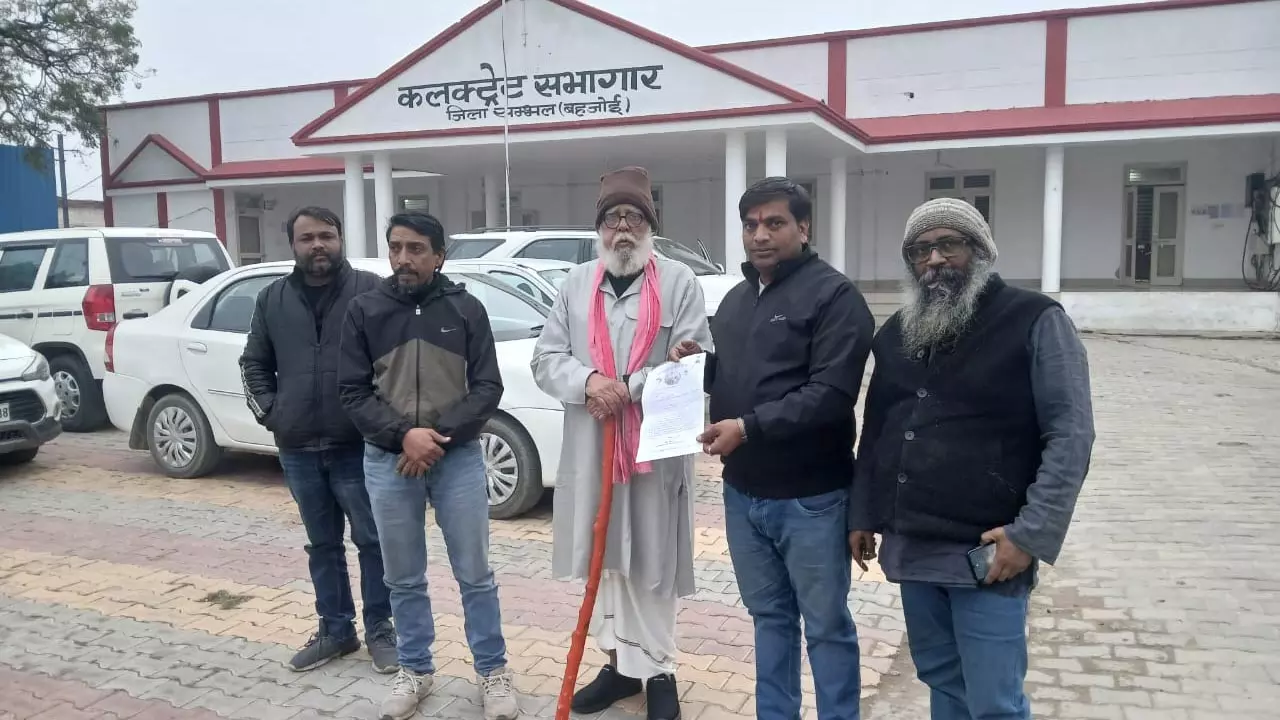 A delegation of Akhil Bharat Hindu Mahasabha visited Sambhal district and handed over the names of the main accused in the riots to the district collector.