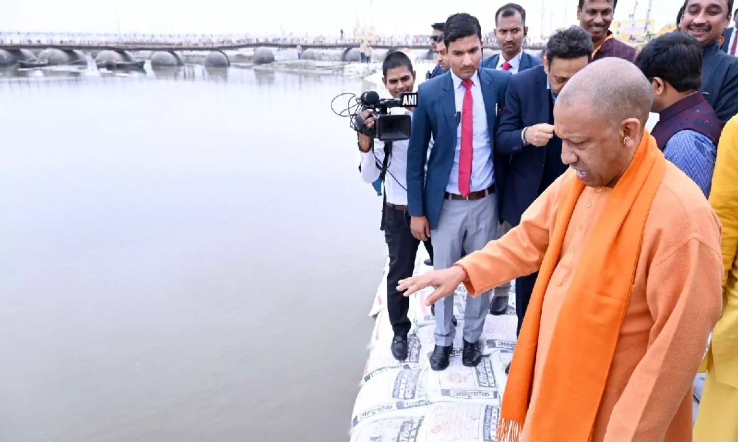 CM Yogi: संगम तटों का जायजा लेने प्रयागराज पहुंचे सीएम योगी, त्रिवेणी के जल से किया आचमन