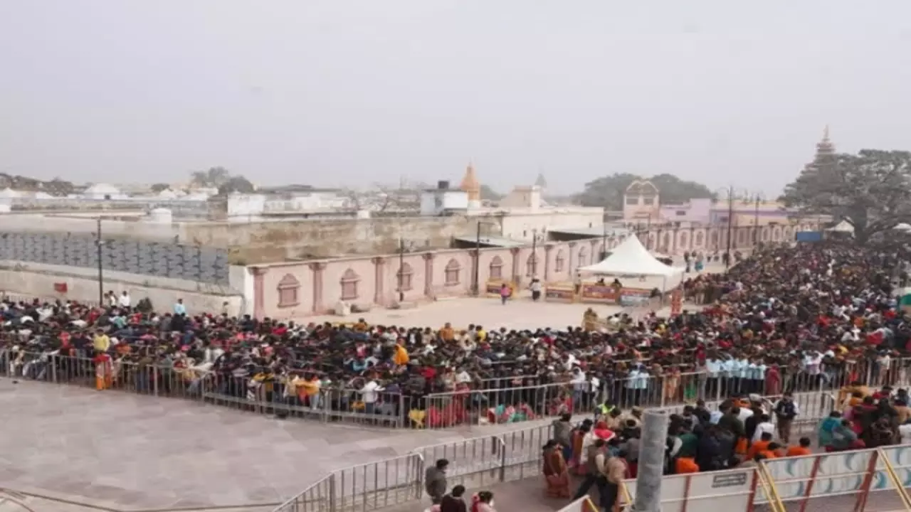 Ayodhya News: आराध्य के दर्शनों के लिए अयोध्या में उमड़ा आस्था का ज्वार