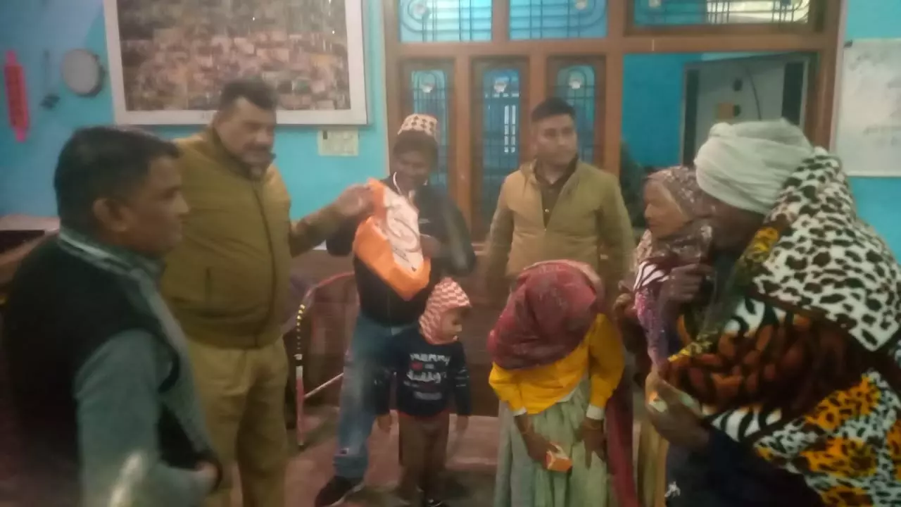 Bareilly News: आंवला पुलिस ने बुजुर्गों और दिव्यांगों को बांटे कंबल, पुलिस को साथ देख खिले चेहरे