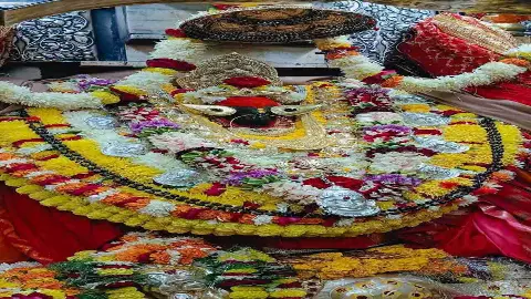 Mirzapur News: नए साल पर मां विंध्यवासिनी के दरबार में उमड़ी भक्तों की भीड़, भारी संख्या में पहुंचे श्रद्धालु