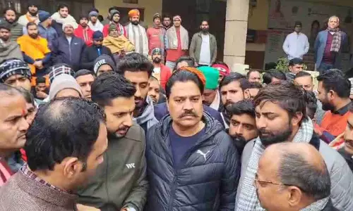 Shamli News: रालोद विधायक के किले को लेकर संघर्ष समिति पहुंचे कलेक्ट, जोरदार किया प्रदर्शन