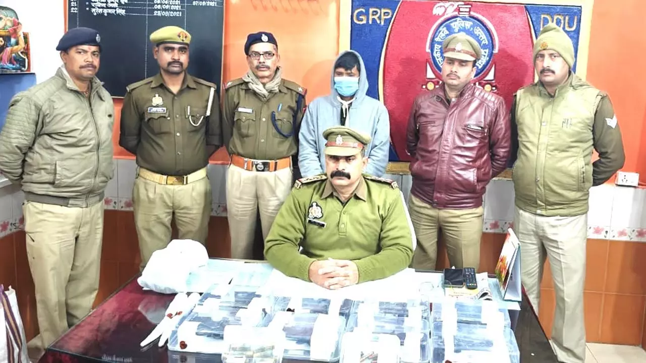 GRP arrests smuggler at DDU railway station, recover arms and cartridges