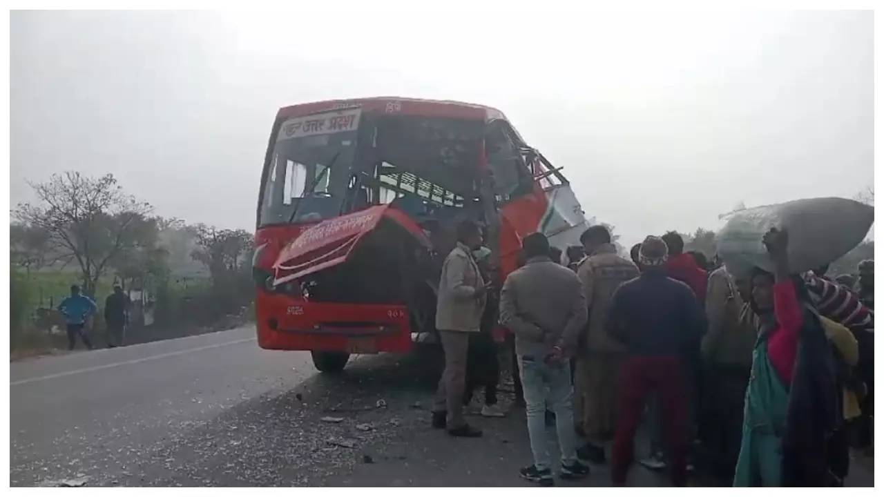 Bahraich Two Roadways buses Accident News ( Pic- Newstrack)