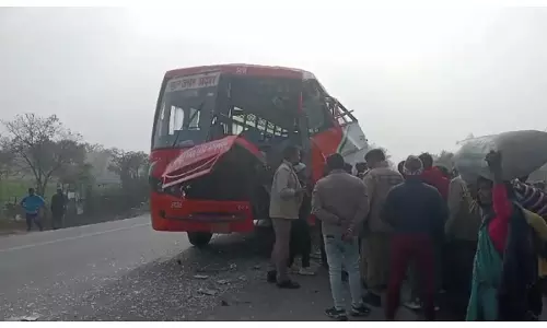 Bahraich Two Roadways buses Accident News ( Pic- Newstrack)
