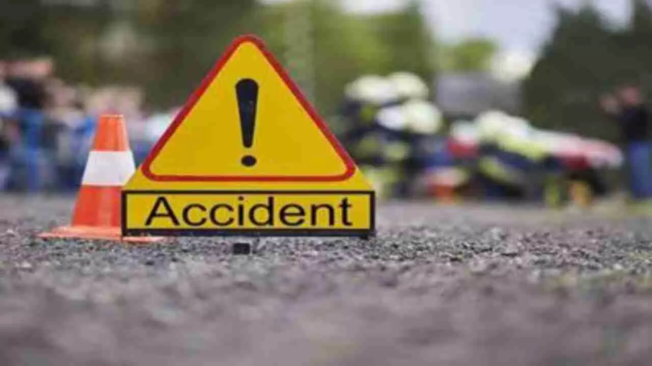 Lucknow Accident: अनियंत्रित होकर डिवाइडर से टकराई बाइक, पुल से नीचे गिरा युवक, एक की मौत