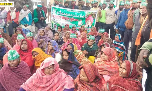 Farmers Protest Against Land Acquisition of Awas Vikas in Mirzapur