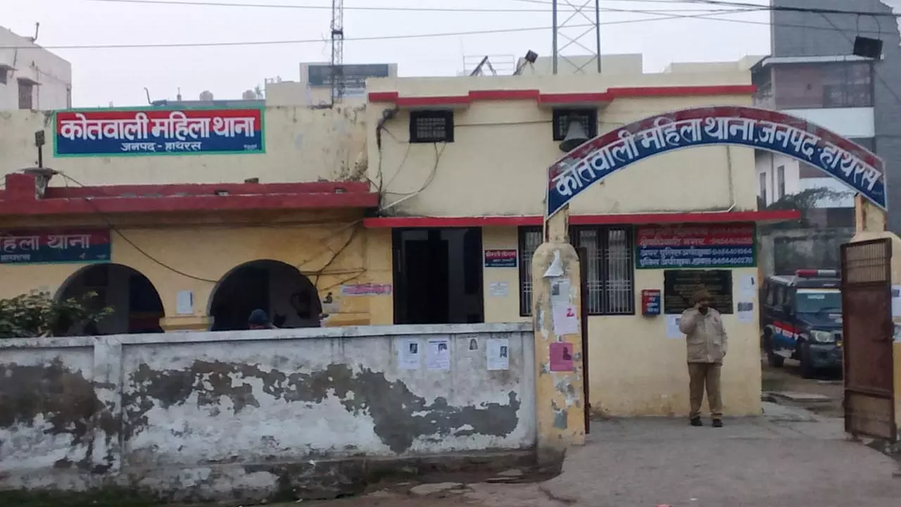 Youth looted bag full of rupees from woman inside bank Vindhyachal Police Station Area Mirzapur Crime News in hindi