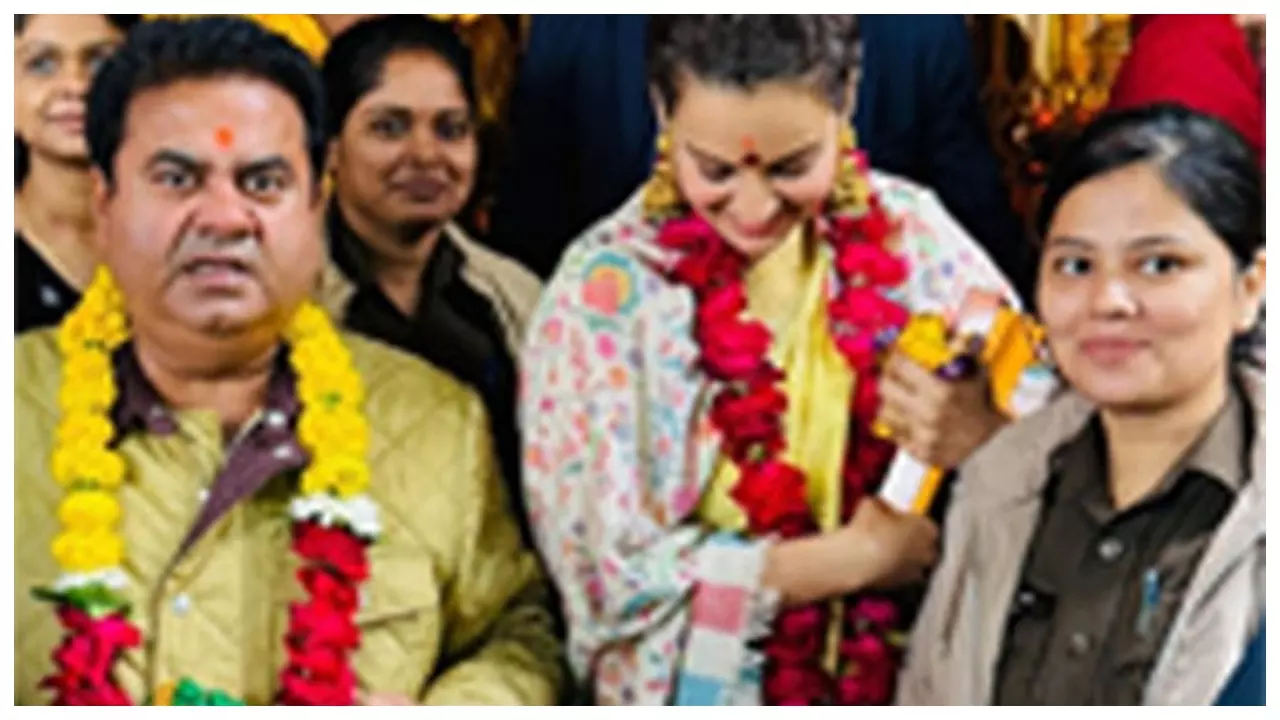 Jhansi News- kangana ranaut visited maa pitambara temple- (Pic- Newstrack)