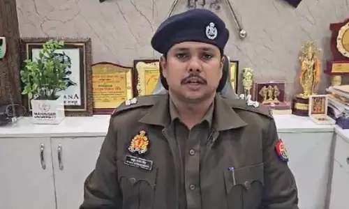 Police Raid on illegal oil godown Two drums oil recovered Thana TP Municipal Area Meerut News in Hindi