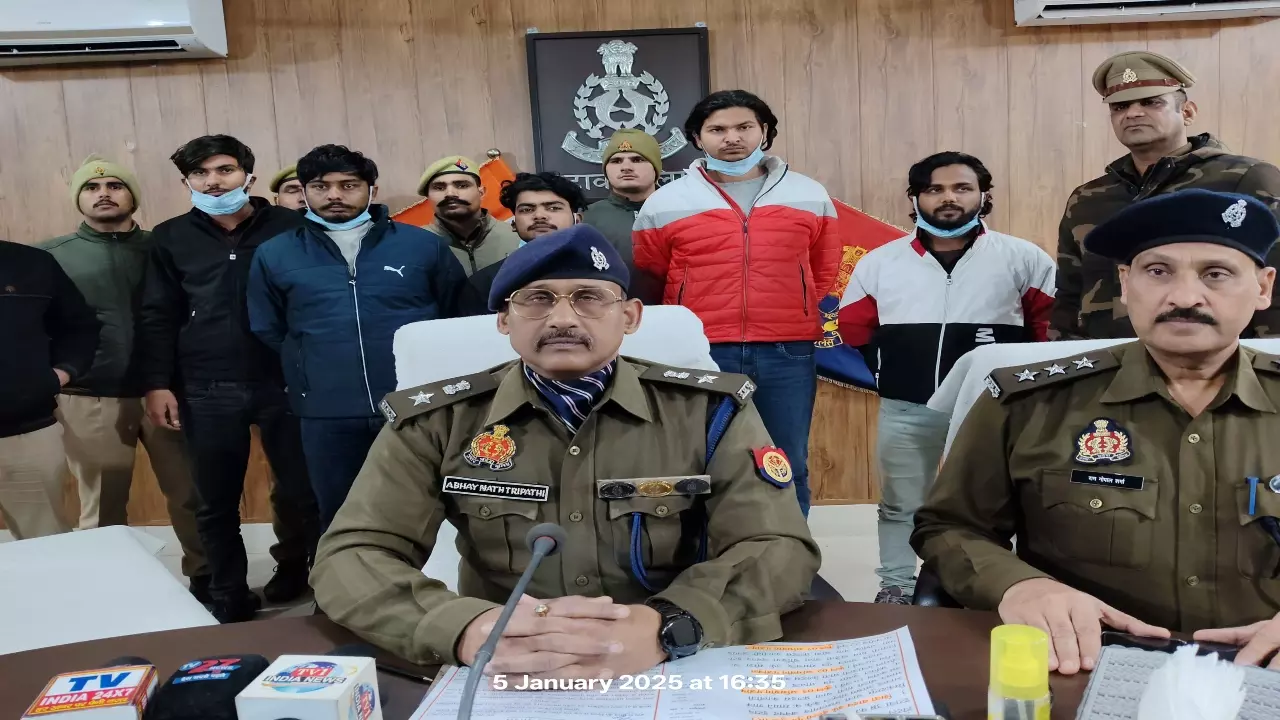 Etawah News : फायरिंग कर इलाके में फैलाई थी दहशत, पुलिस ने गिरफ्तारी कर की कार्रवाई