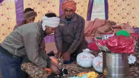 Fatehpur News: फीमेल डॉग के बच्चों की मनायी छठी, पशु प्रेमी ने कायम की मिसाल, लाखों रुपए खर्च कर ग्रामीणों को कराया भोज Fatehpur News: फीमेल डॉग के बच्चों की मनायी छठी, पशु प्रेमी ने कायम की मिसाल, लाखों रुपए खर्च कर ग्रामीणों को कराया भोज