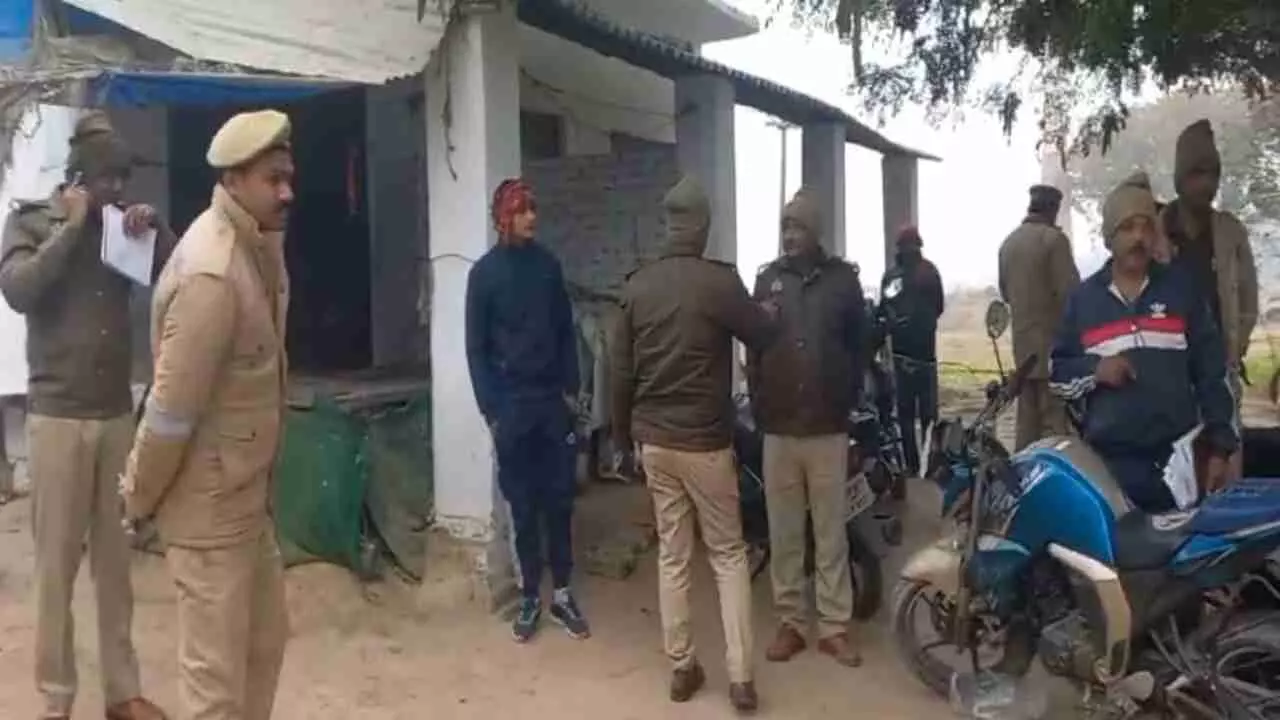 Azamgarh News: शराब की दो दुकानों में लूट, पुलिस और एसओजी टीम जांच में जुटी