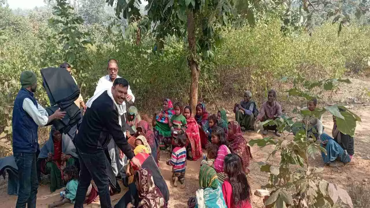 Chandauli News: भीषण ठंड में समाज सेवियों ने सुदूरवर्ती ग्रामीण इलाकों में गरीबों को बांटे कंबल