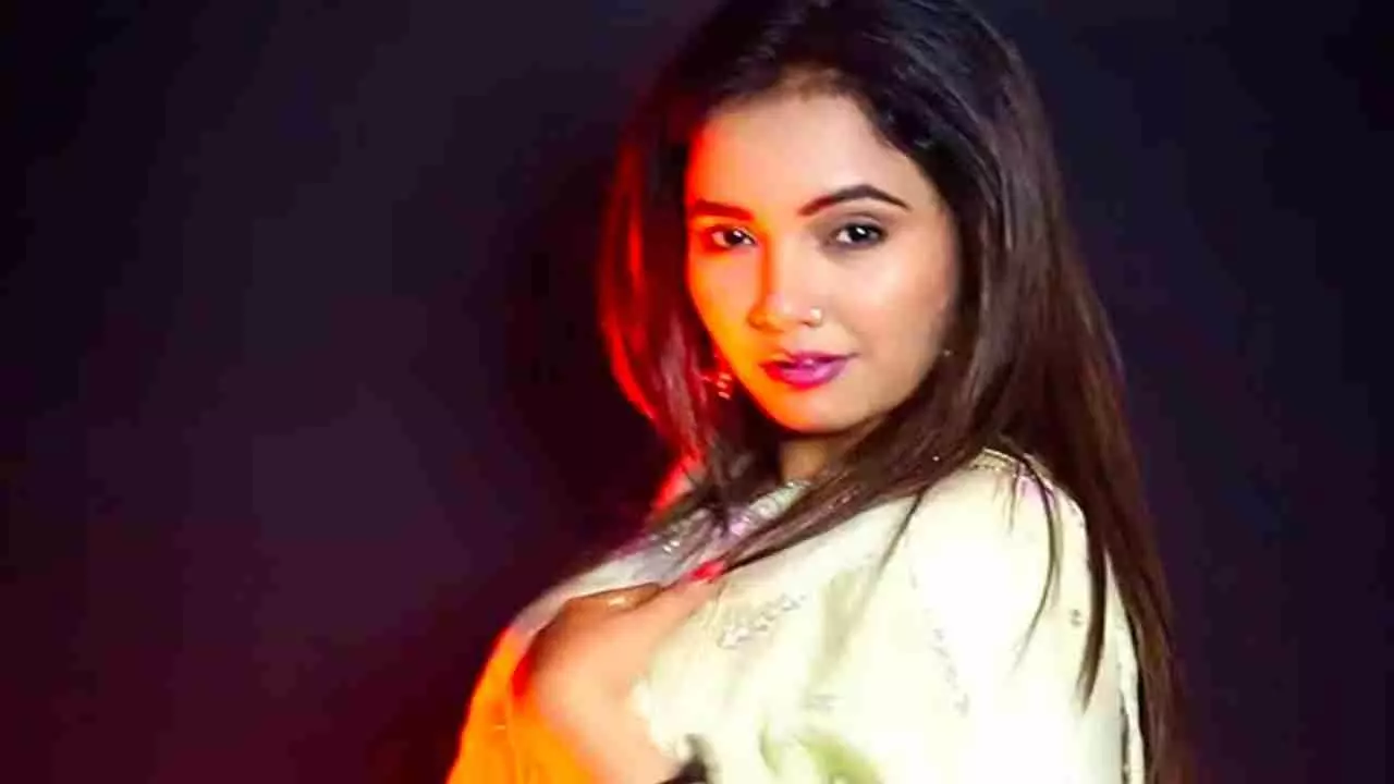 Trisha Kar Madhu Sexy Dance Video