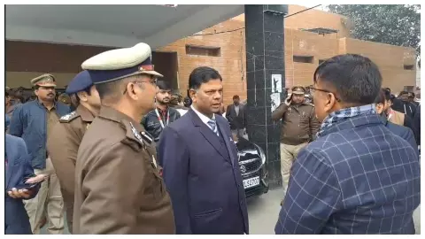 छापेमारी करते डीएम: छापेमारी करते डीएम: