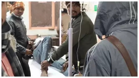 सिविल में युवक का इलाज जारी। Photo- Newstrack सिविल में युवक का इलाज जारी। Photo- Newstrack