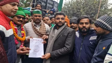 Etawah News : गाय-बैल के साथ सड़कों पर सरकार के खिलाफ उतरे किसान, किया प्रदर्शन Etawah News : गाय-बैल के साथ सड़कों पर सरकार के खिलाफ उतरे किसान, किया प्रदर्शन