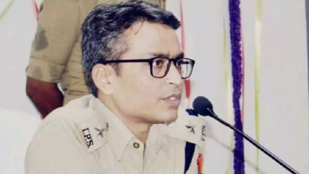 Popular IPS In UP: तेज-तर्रार IPS संकल्प शर्मा का हुआ तबादला, इंजीनियरिंग छोड़ बने आईपीएस, अब अपराधी के छुड़ाते हैं पसीने