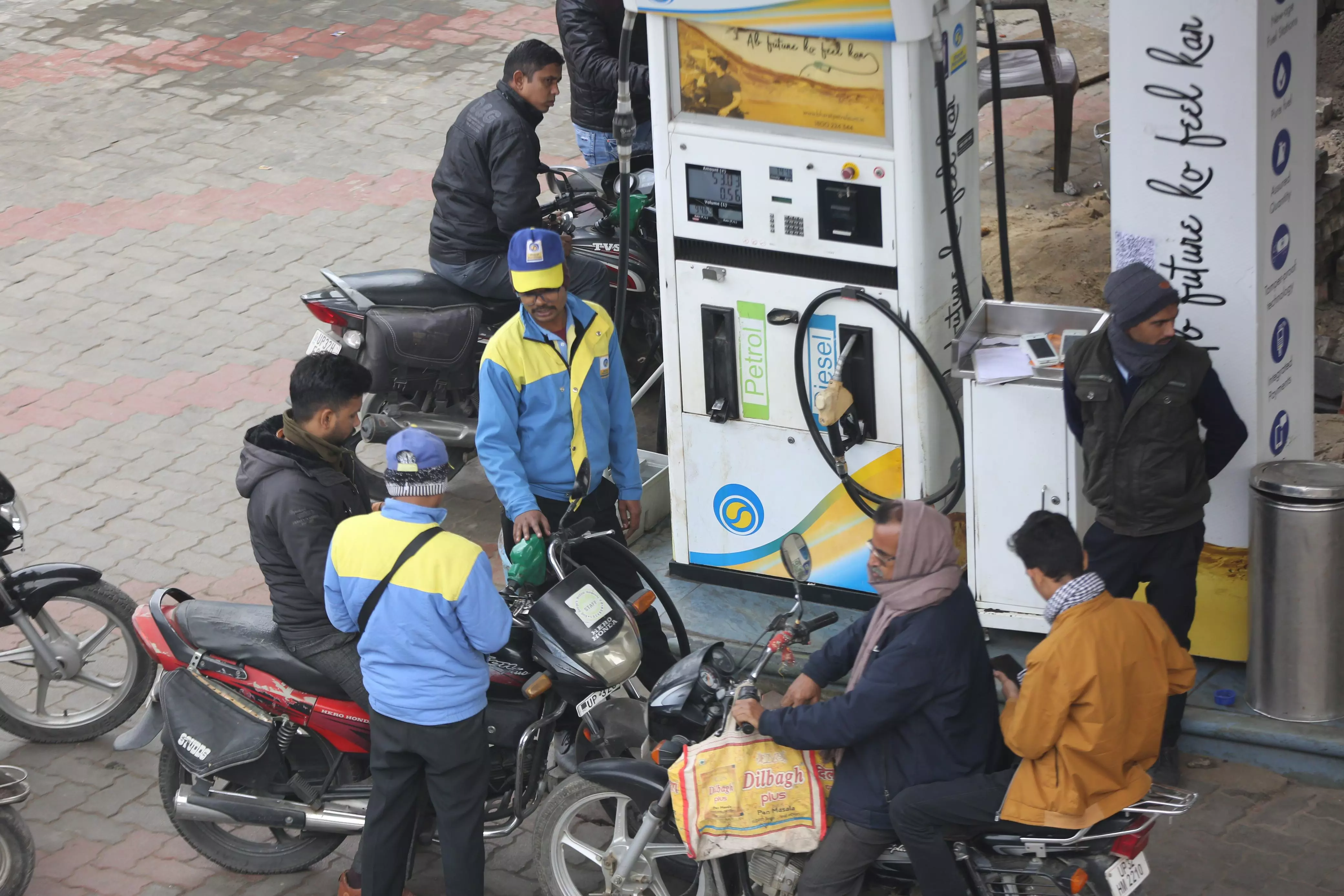 Lucknow News DMs order ignored petrol given to people without helmets at pumps