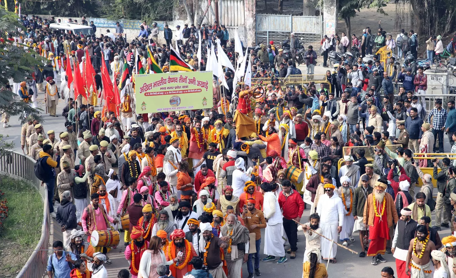 वैष्णव अखाड़ों का भव्य छावनी प्रवेश, युद्ध कला का हुआ प्रदर्शन