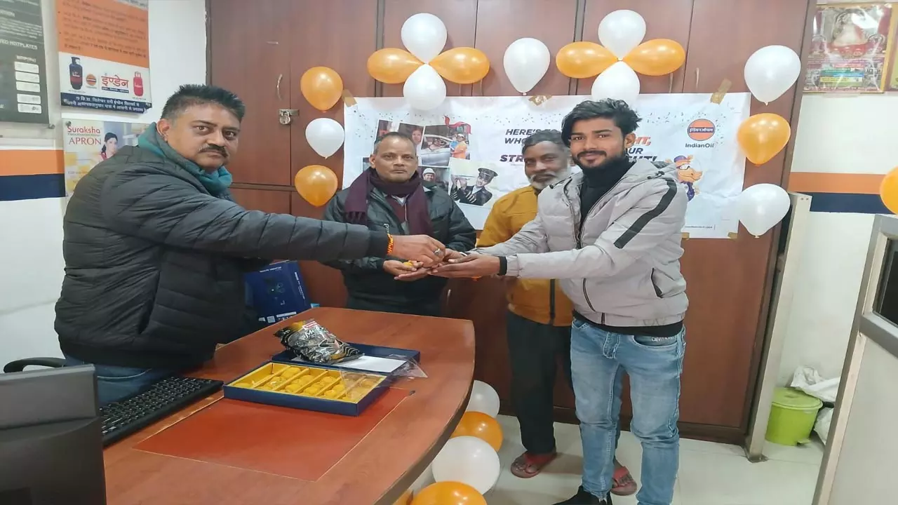 Indian Oil Customers Day was celebrated at Mrityunjay Gas Service in Rakabganj area of ​​capital Lucknow on Thursday