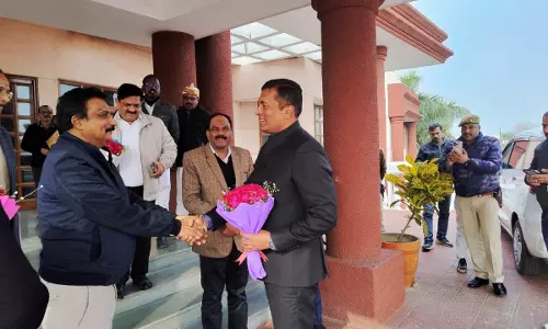 Navagat Mandalayukta Vivek took charge, resolution of land disputes priority