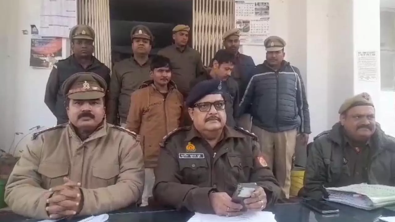 Police expose theft reward, arrest two thieves with Rs 1 lakh cash and jewelry