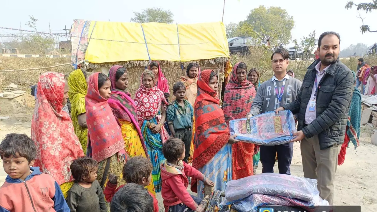 SBI distributed blankets to the poor in Lalganj tehsil